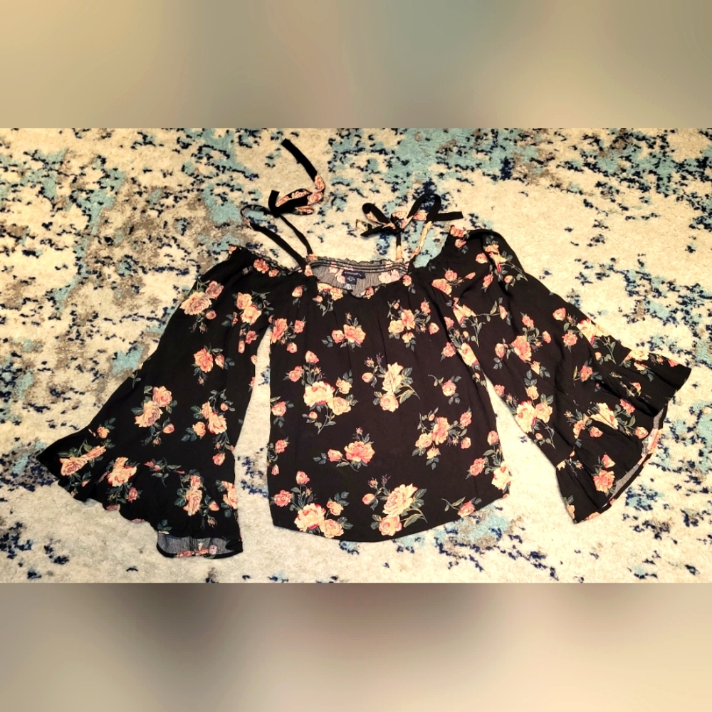 American Eagle outfitters Off the Shoulder Crop Bell Sleeve size small
